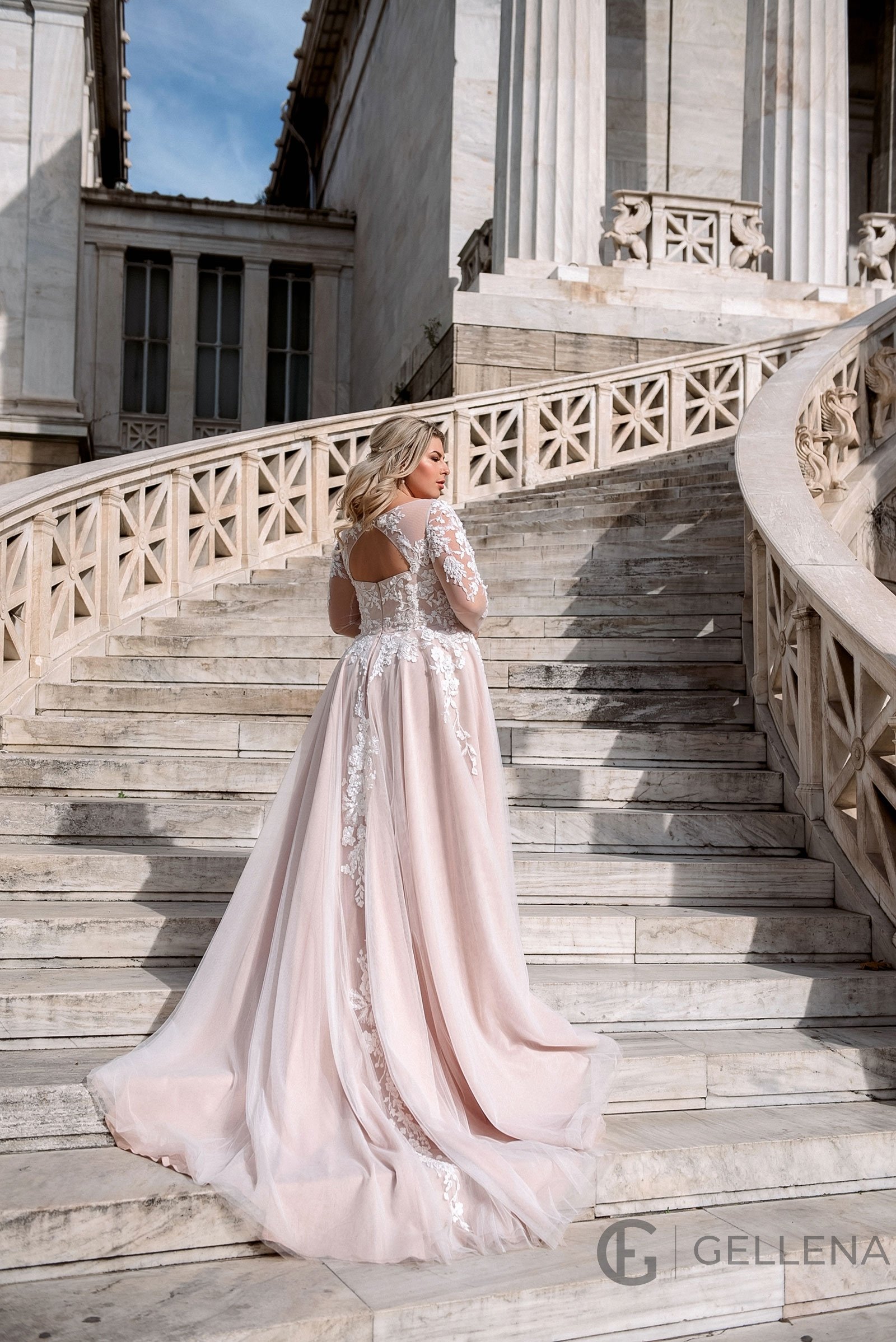 Brudekjolen med ærmer i let biege/rosa